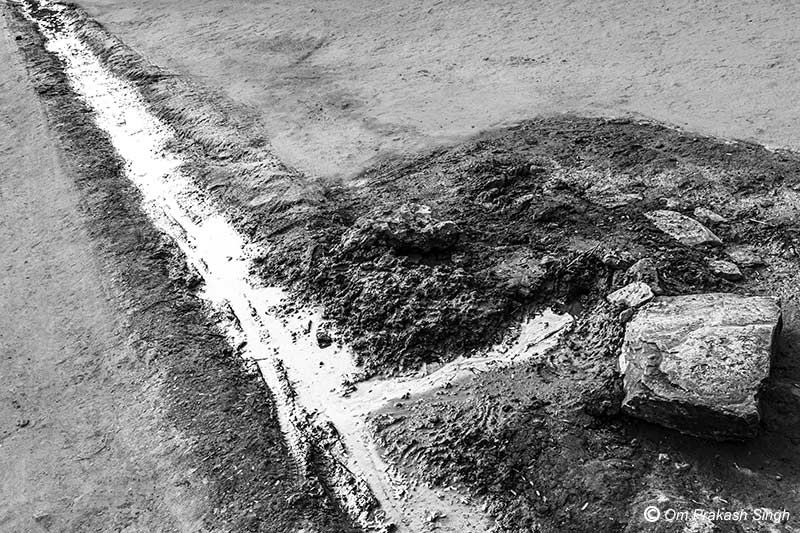 Leakage from an multi-village scheme-fed water supply pipeline under Jal Jeevan Mission in Seraikela-Kharsawan district, Jharkhand, India